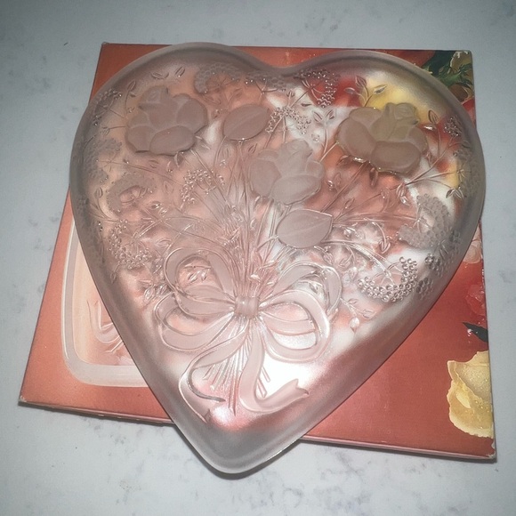 Heart-Shaped Plate with Floral Design - Picture 2 of 11